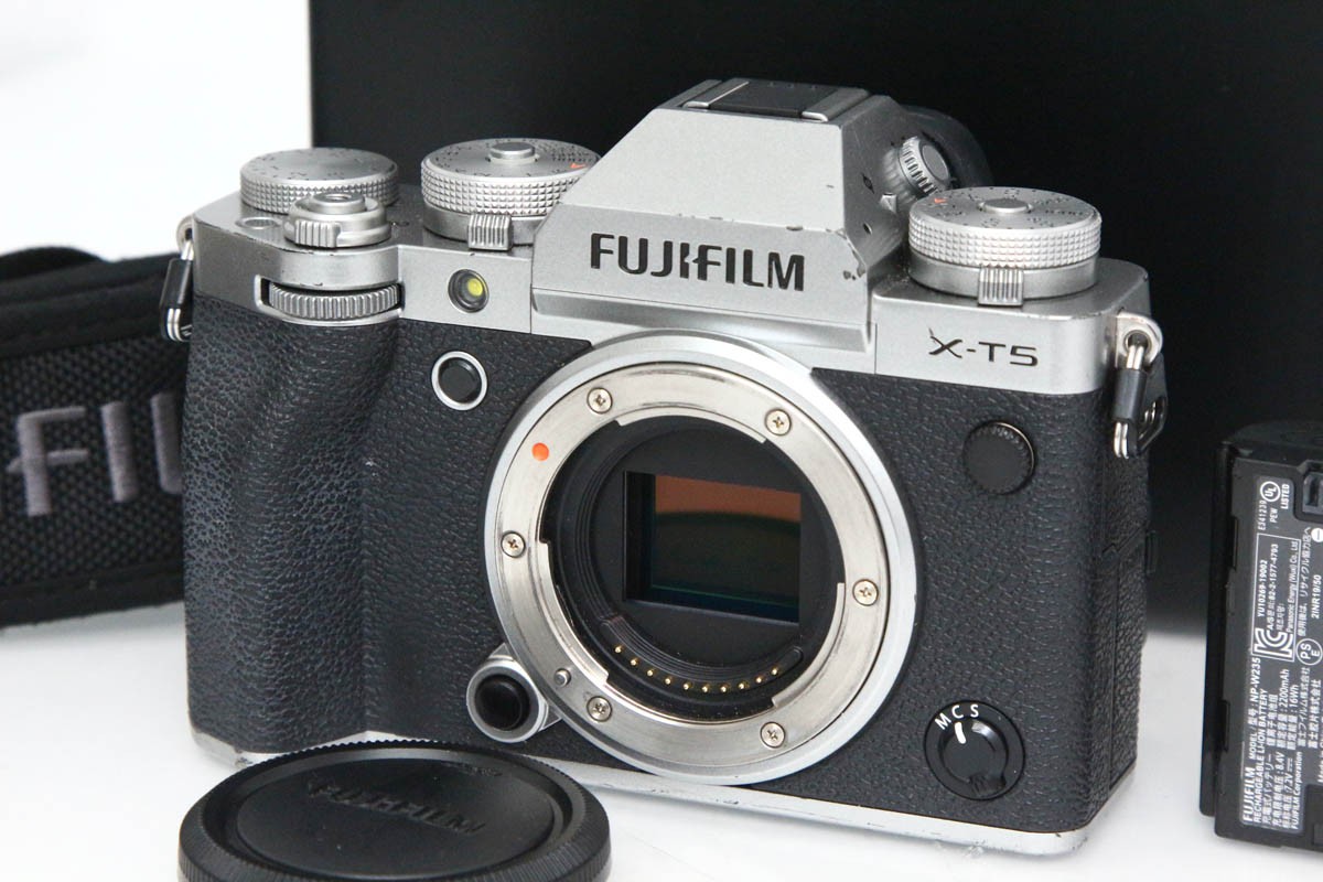 【中古】【並品】富士フイルム FUJIFILM X-T5 上半身 [しろがね色] CA01-R5524-3Y3  Xマウント APS-C 5軸手ブレ手を加える EVF 中古