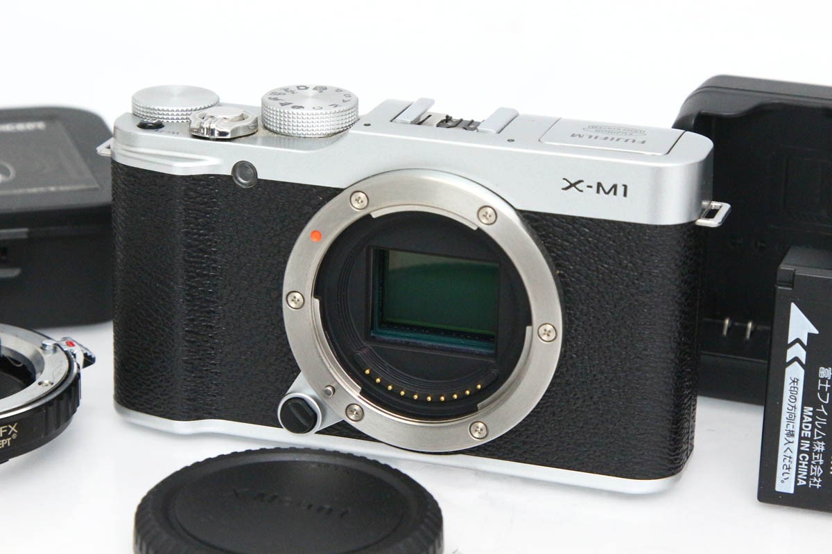 【中古】【並品】富士フイルム FUJIFILM X-M1 上半身 [しろがね色]（検知器洗い濯ぎ済み） CA01-R5542-3V1B Xマウント APS-C 中古