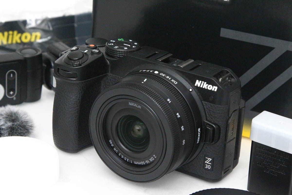 【中古】【美品】ニコン Z 30 16-50 VR 水晶体一揃いの道具 CA01-R5571-2K1 Nikon Zマウント APS-C 判定基準望遠レンズ 手ブレ手を加える 水晶体付き添い人 書き割り 中古
