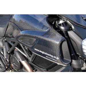 【モトベローチェ】 モトベローチェ D01-DIAV11-260A エアダクトカバー 綾織カーボン DIAVEL