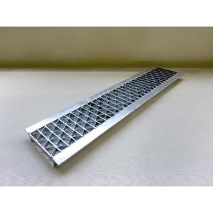 【カワグレ】 カワグレ UKUS 32-45 ユニバーサルデザイングレーチング ステンレスU字溝用みぞぶた 車道用 T-2 みぞ幅 450mm メーカー直送 北海道沖縄離島不可