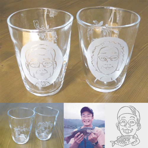 【似顔絵製作】ペア・手びねりグラスそれぞれのグラスに【似顔絵】と名前をお入れいたします。【結婚記念日】【記念日　贈り物】【送料無料】【コンビニ受取対応商品】｜ドリームスファクトリー秋田