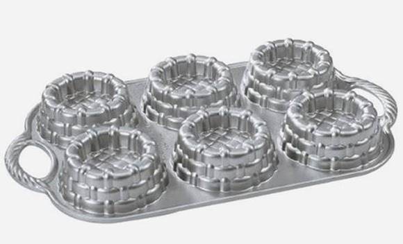 ノルディックウエア ノンスティック ベーキングパン ショートケーキ バスケット型 6カップ Nordic Ware Cast-Aluminum Nonstick Baking Pan, Shortcake Baskets