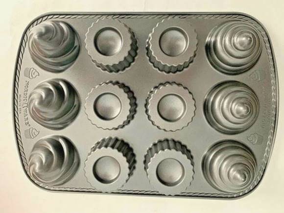 ノルディックウエア プロキャスト カップケーキ パン ケーキ型 Nordic Ware Pro Cast Filled Cupcakes Pan 85024