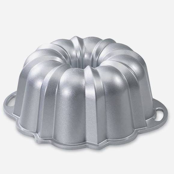 ノルディックウエア プラチナコレクション 記念日 バントパン 12カップ ケーキ型 Nordic Ware Nonstick Anniversary 12 Cup Bundt Pan 50037