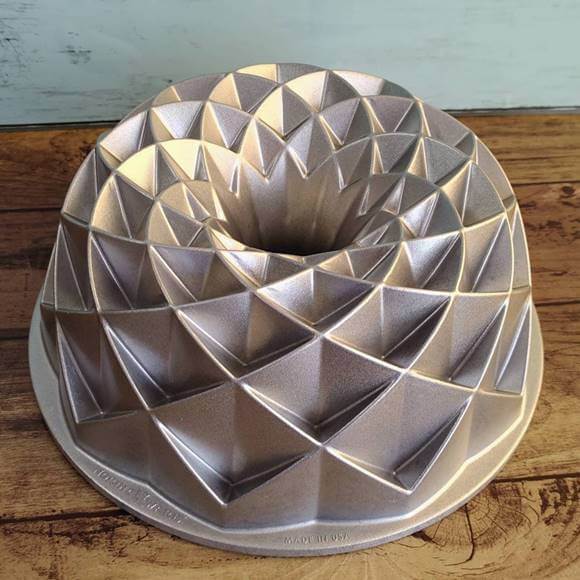 ノルディックウエア ジュビリー バントパン ケーキ型 メタリック Nordic Ware Jubilee Bundt Pan, Metallic メタリック色又はゴールド色のお届けとなります 製菓・製パン器具-調理器具・製菓器具