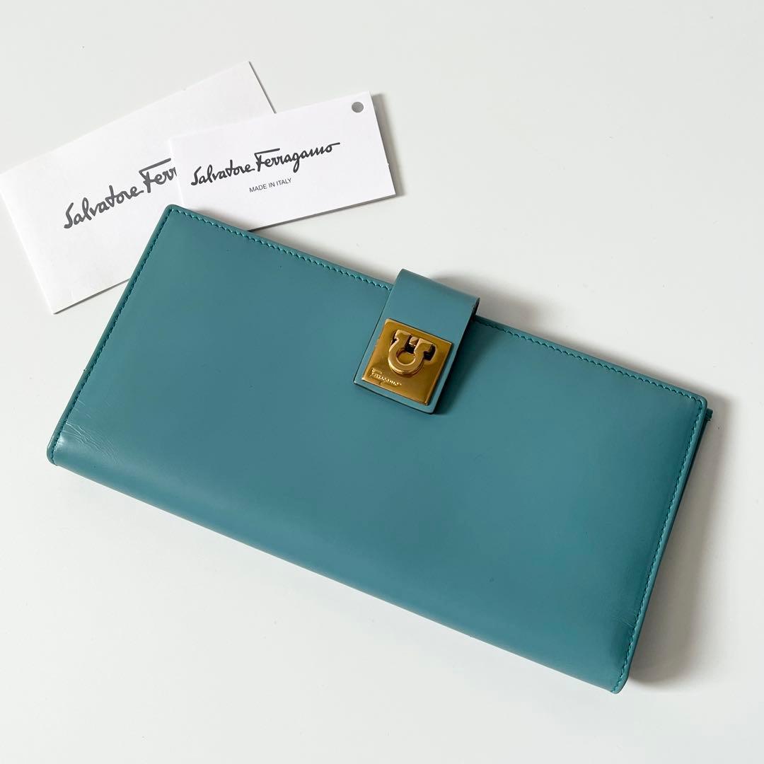 Salvatore Ferragamo サルヴァトーレフェラガモ　長財布　ガンチーニ　ライトブルー　レザー　ゴールド金具　【中古】