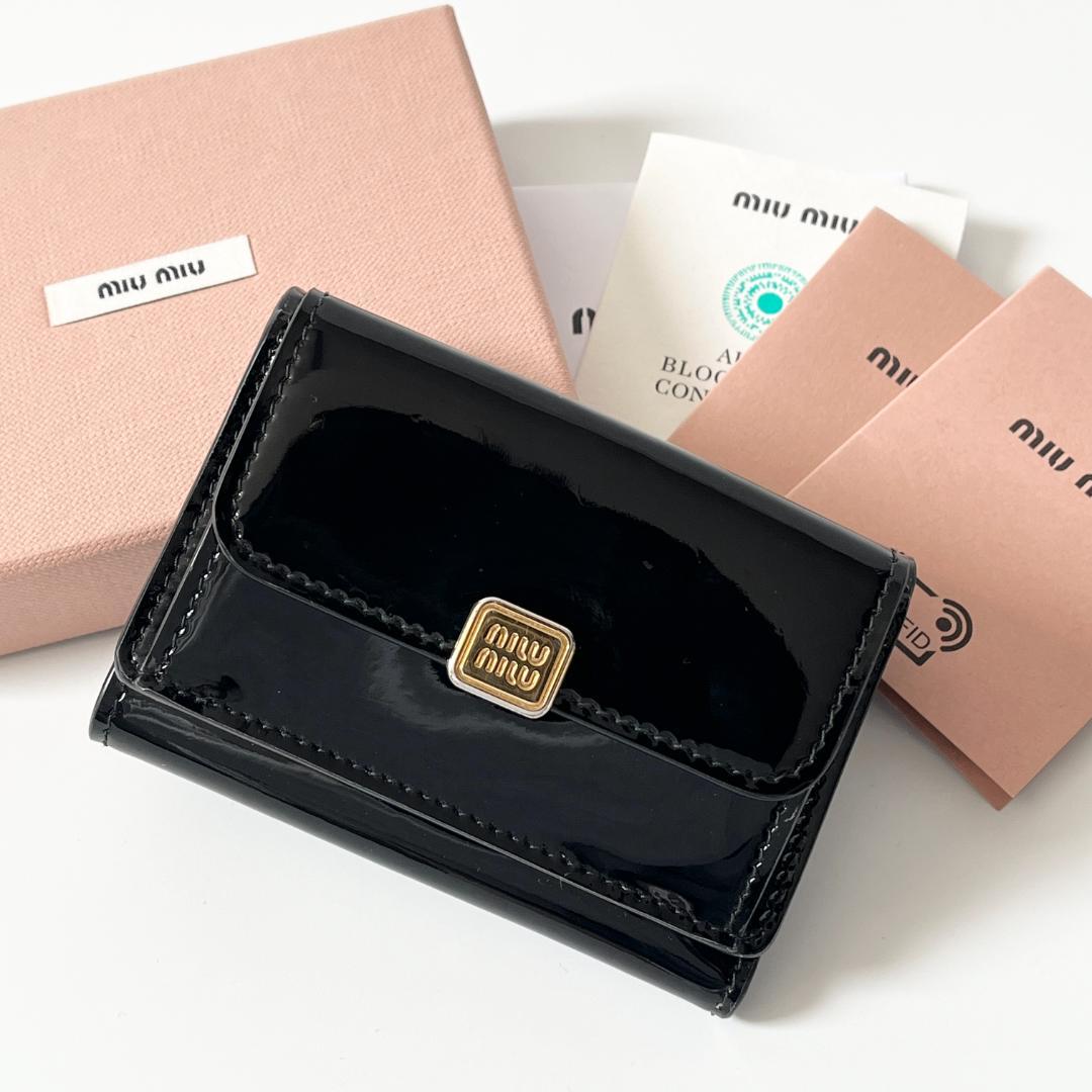 MIUMIU ミュウミュウ 三つ折り紙入れ 専売特許なめし革 エナメル 黒いこと ロゴタイプ一皿 コンパクトウォレット 5MH021 集積回路引き船突き止める済み 【中古】