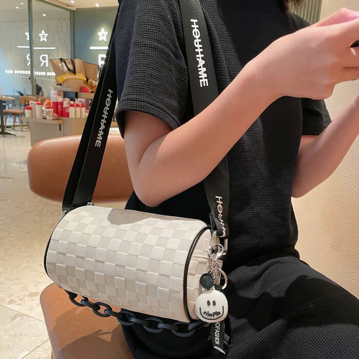 楽天市場】コーデのアクセントになる円柱デザイン ショルダー