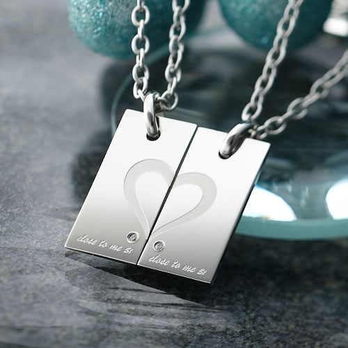 ペアネックレス 大人 ステンレス 刻印 close to me SN11-021-022 ブランド ネックレス ペンダント サージカルステンレス316L 金属アレルギーフリー ペア ペアルック 彼氏 彼女 誕生日 ギフト 　お返し カップル お揃い プレゼント｜Fiss