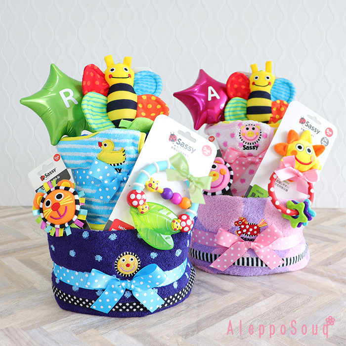 出産祝い おむつケーキ sassy サッシー　ブルブルみつばち2段 名入れ刺繍 スタイ2枚　おもちゃ ラトル　チャームバンド　ビブ　赤ちゃんとの生活が楽しみになるおむつケーキ 男の子 女の子 1歳 誕生日 パンパース B100
