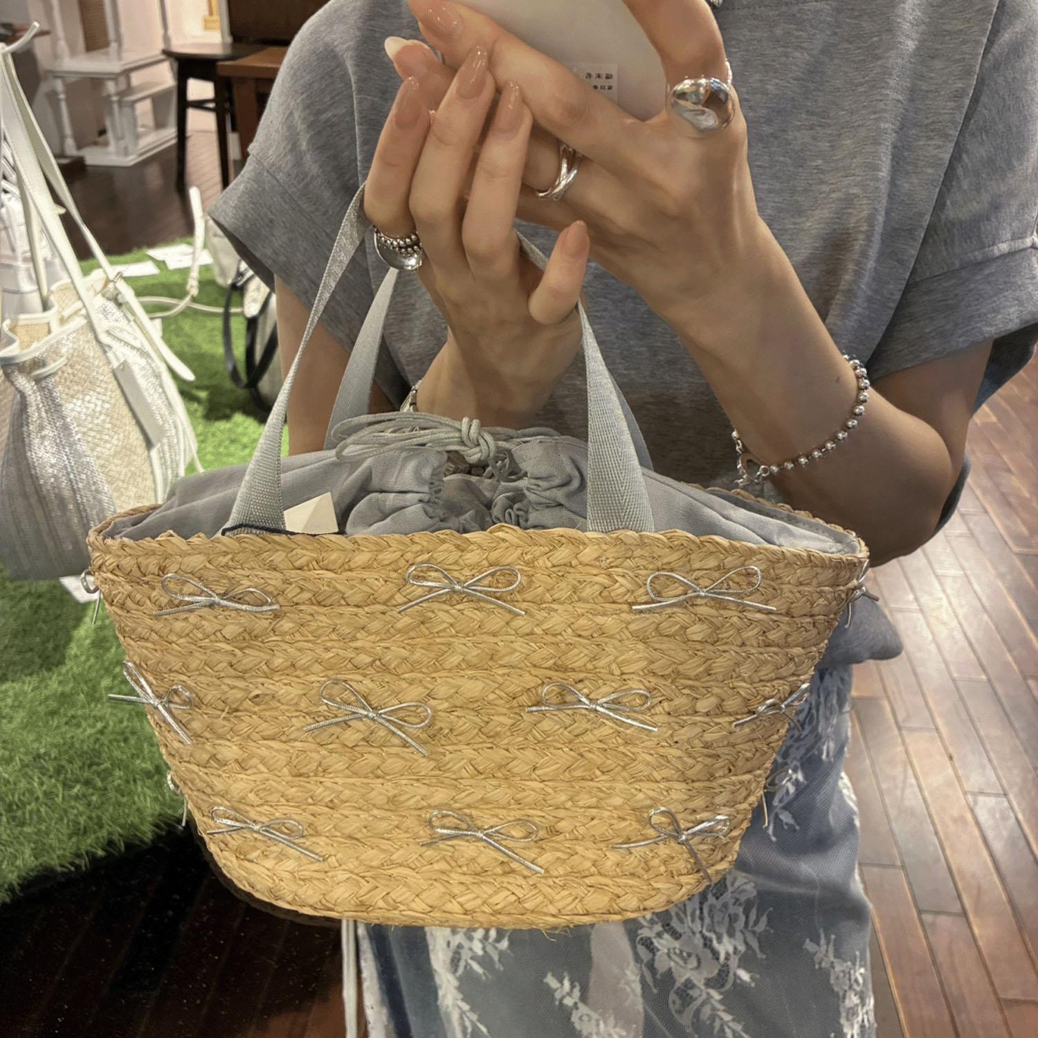 kakatoo ラフィアブレードリボンバッグ しろがね色