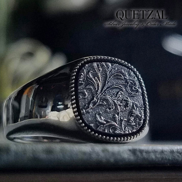 Quetzal スクロールシグネットリング リング 18号～28号 ブランド シルバー925 メンズ ケツァール ケツァール Quetzal 100年後のアンティークを目指したクリエイションブランド ケツアール アンティーク シグネットリング 印台 ヴィンテージ ゴシック ロココ 唐草 アラベスク｜アリゼ