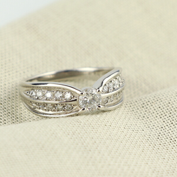 PT900 大粒 ダイヤモンド リボン プラチナ リング 指輪 0.5ct 天然 ダイヤ ダイヤモンドリング 華やか レディースアクセサリー Women's Jewelry Ladies 贈り物 プラチナリング 誕生石 4月 0.5カラット 円形 丸 高級感 気品 シンプル 大ぶり 普段使い 大人 パーティー