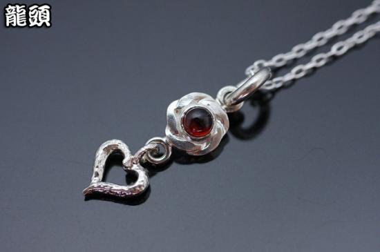 龍頭 小花×岩石ハート ペンダントトップ チェーンなし トップ ヘッド レディース シルバー ネックレストップ ペンダントヘッド ブランド ：龍頭オリジナルのレディース向けシルバーペンダント。 女性 おしゃれ 人気 彼女 レディース ペンダントトップ 花