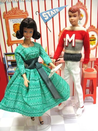 Mattel マテル バービー ゴールド付け紙 ミッジ\u0026アラン 差し上げ物書き割り