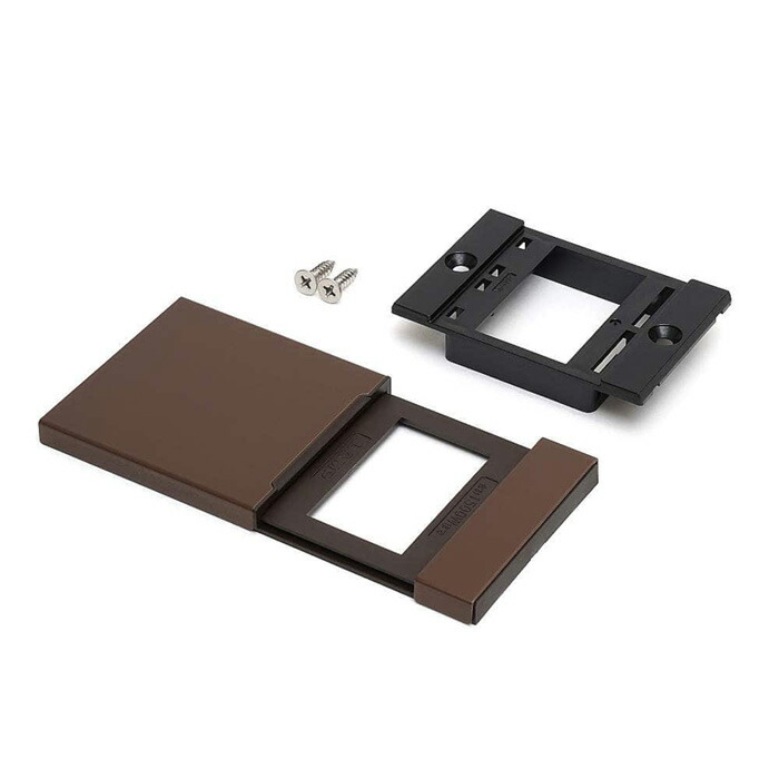 スガツネ　ＬＡＭＰ　コンセントカバー　DMC2-SN型　金属カバータイプ　PAT　ブラウン　開時保持　２口　DMC2SNMCBR ≪クリックポスト発送≫