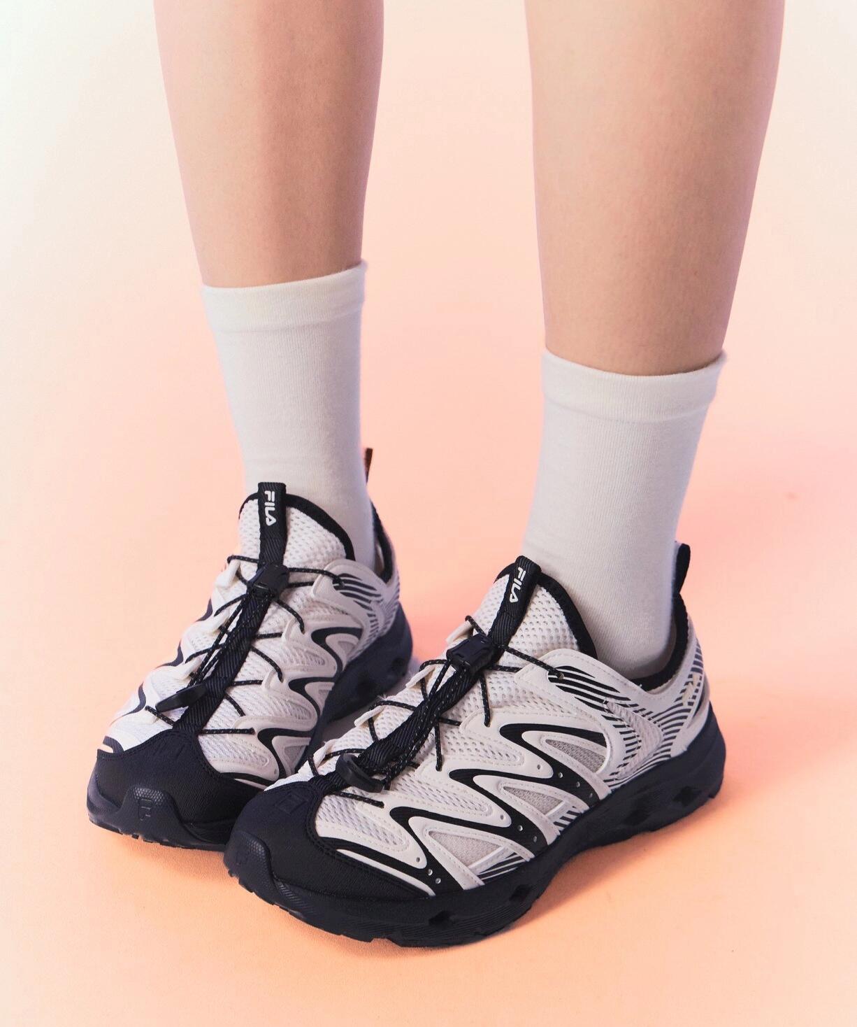 日本未入荷 Fila Wavy 1+ フィラ ウエイヴィー 黒いこと白いこと レディースサンダル F12W622409FGB