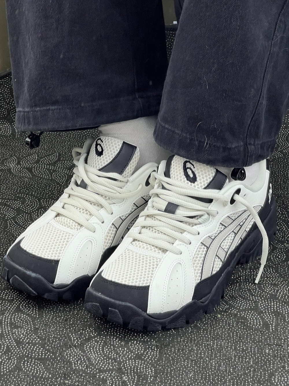 日本未入荷 ASICS アシックス GEL-TRUCK  White Black 先だつもの貨物自動車 白いこと黒いこと 男女兼用大人気スニーカー1203A714-020