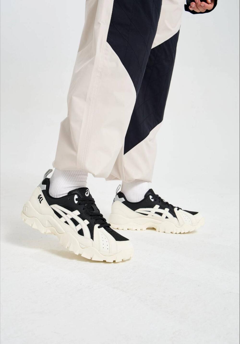 日本未入荷 Asics アシックス Gel Truck White Black ゲルトラック ホワイトブラック カジュアルレディーススニーカー 1203A485-002｜jelly