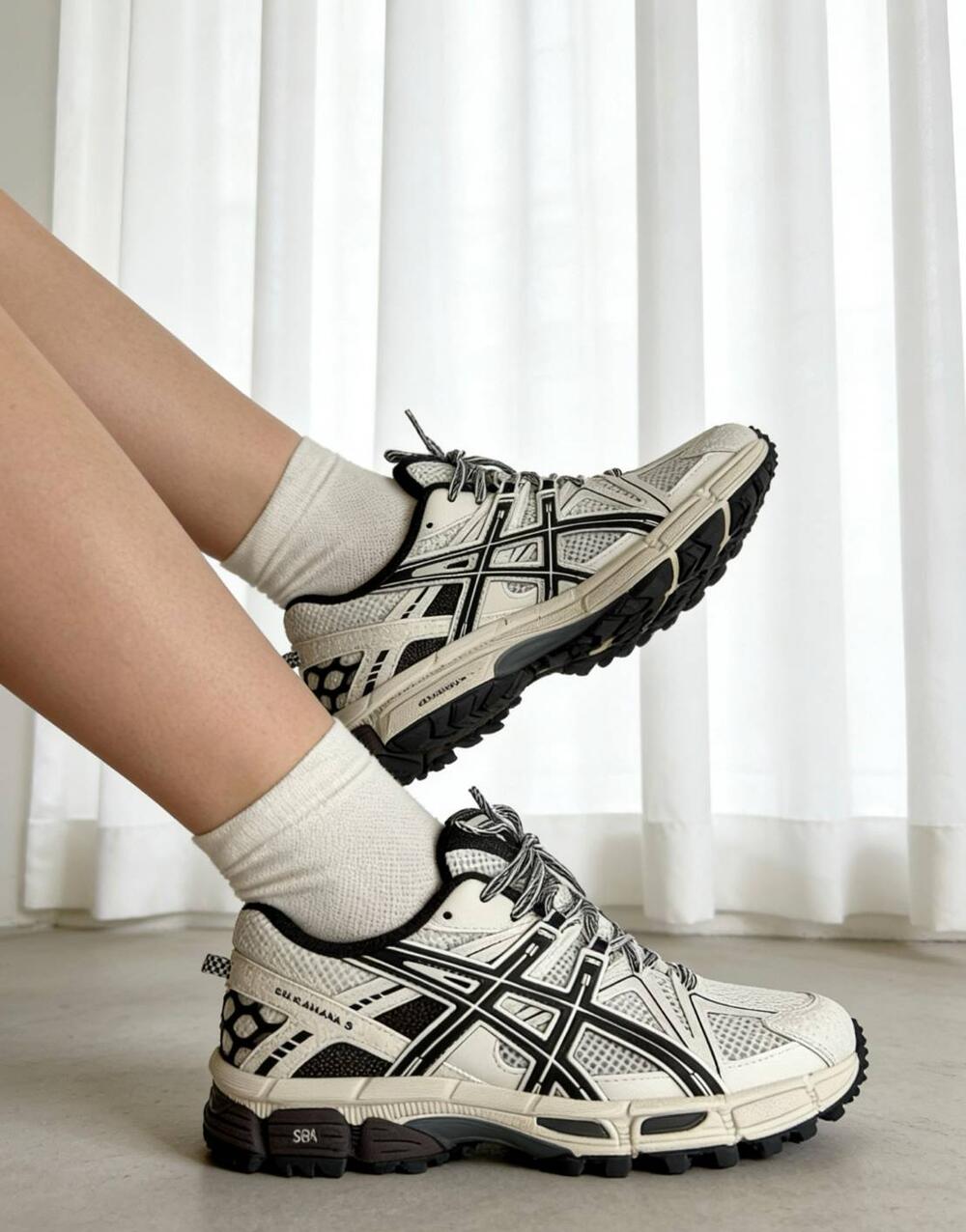 日本未入荷 Asics アシックス Gel-Kahana 8 IvoryBlack ゲルカハナ8 象牙色黒いこと ユニセックススニーカー 1203B031-101
