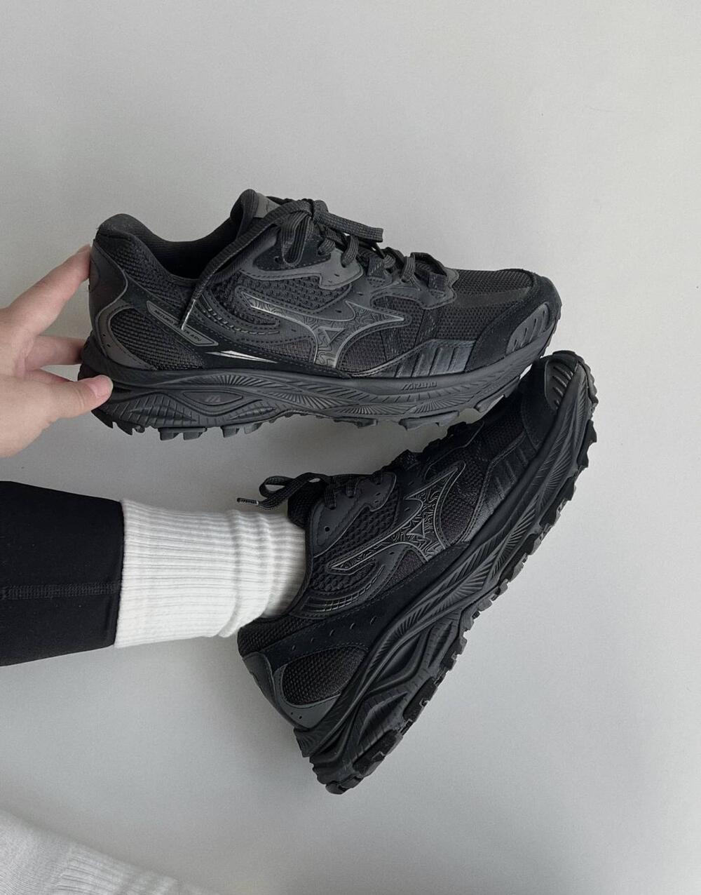 日本未入荷 Mizuno ミズノ RACER ADV Black レーサー 黒いこと ユニセックススニーカー D1GH241201