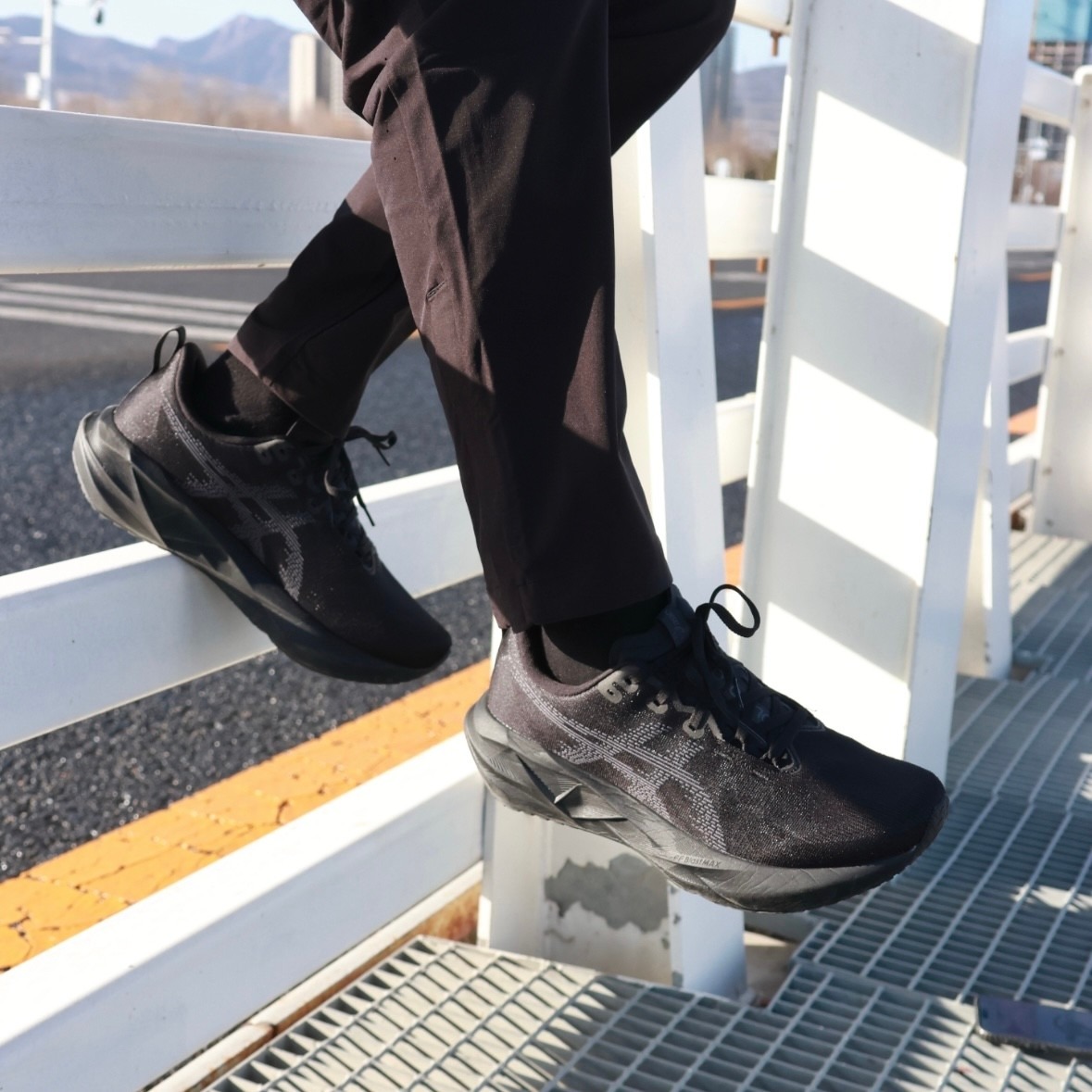 楽天市場】Asics Novablast 4 LE Birch/Moonrock アシックス