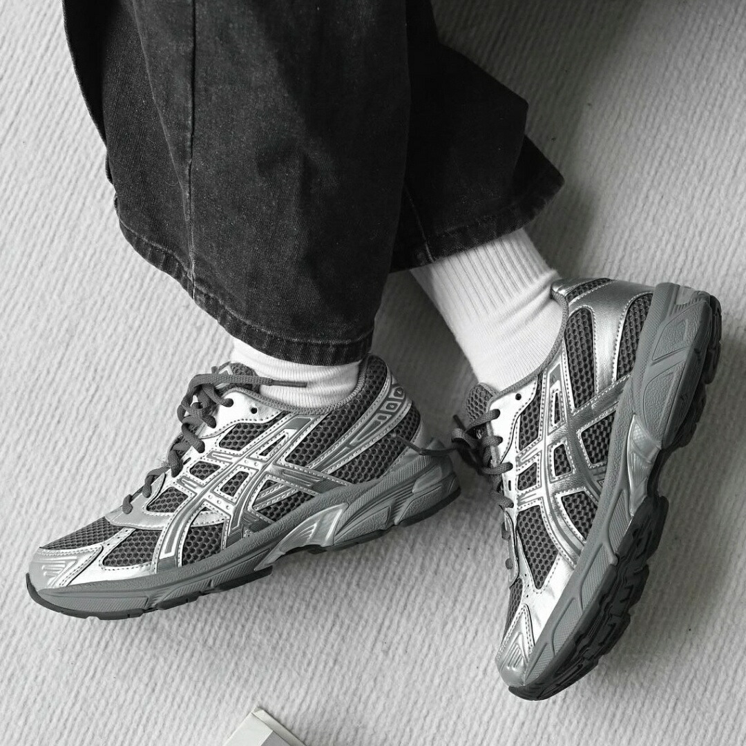 日本未発売 ASICS Gel 1130 Steel Grey Pure Silver アシックス しろがね色 スチール写真薄墨色 スニーカー 1201A934-020 インスタスニーカー しろがね色スニーカー 表どおり表現スタイル