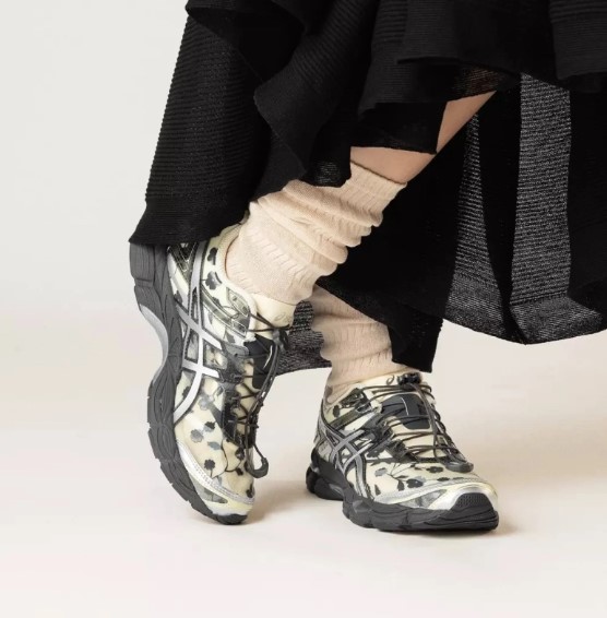 【Cecilie Bahnsen】 ブラック　花柄スニーカー ♥CECILIE BAHNSEN×ASICS 透け感に花柄可愛いスニーカー♥コラボ