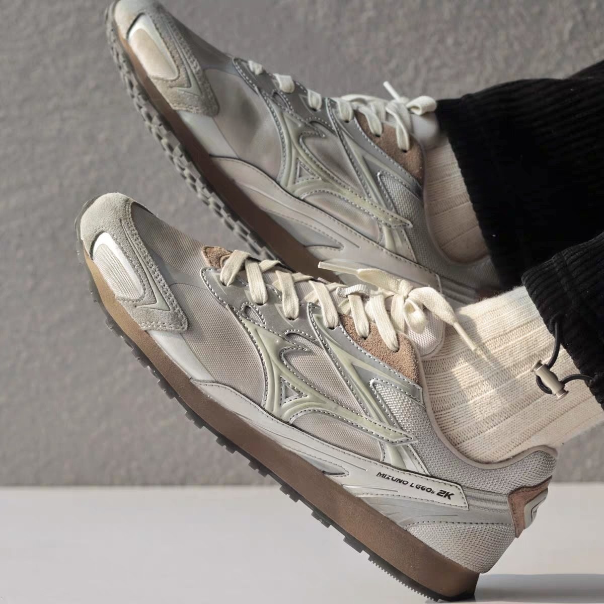 日本未入荷 Mizuno ミズノ LG 60S 2K 白いこと 薄墨色 スニーカー シューズ 男女兼用 White Grey D1GH242101