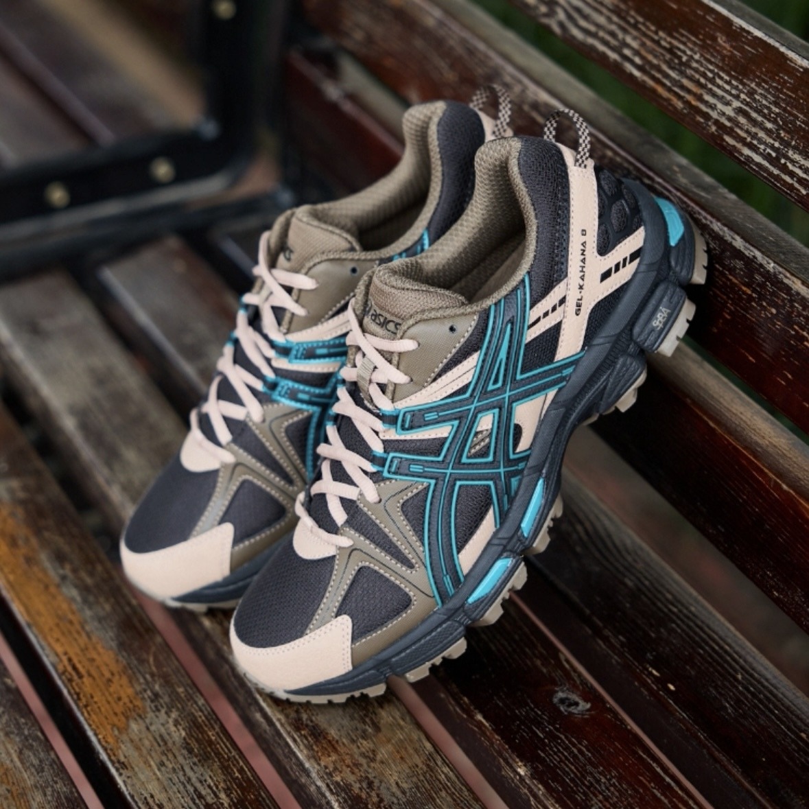 日本未入荷 ASICS GEL-KAHANA 8 メンズ 置き目とり捨てる 駈けっくらシューズ 座布団性 通気性 高耐久 SPEVA精神 黒いこと 珈琲 1011B109-006