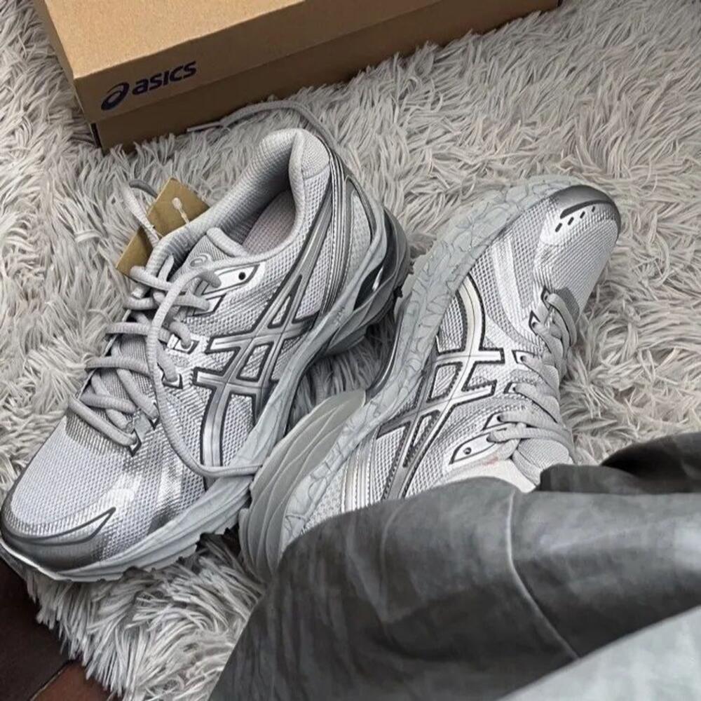 日本未入荷 ASICS Gel-Flux4 アシックス 先だつもの 磁場 ともし火薄墨色 しろがね色 Light Grey Silver 男女兼用スニーカー 1012B638-020