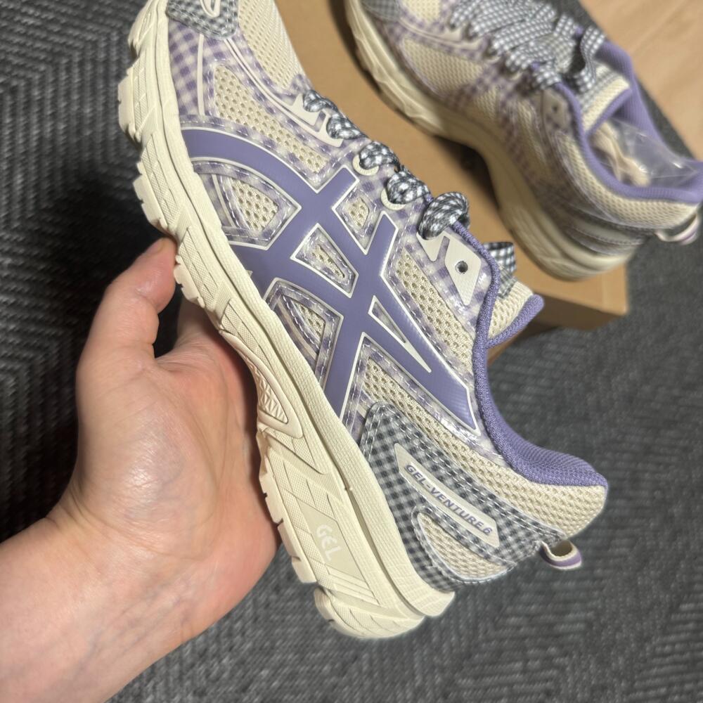 日本未入荷 Asics x Story mfg. Gel-Venture アシックス 先だつもの 思わく 6 Vanilla Violet Quartz バニラー 相撲取り草 レディーススニーカー  1203A712-250