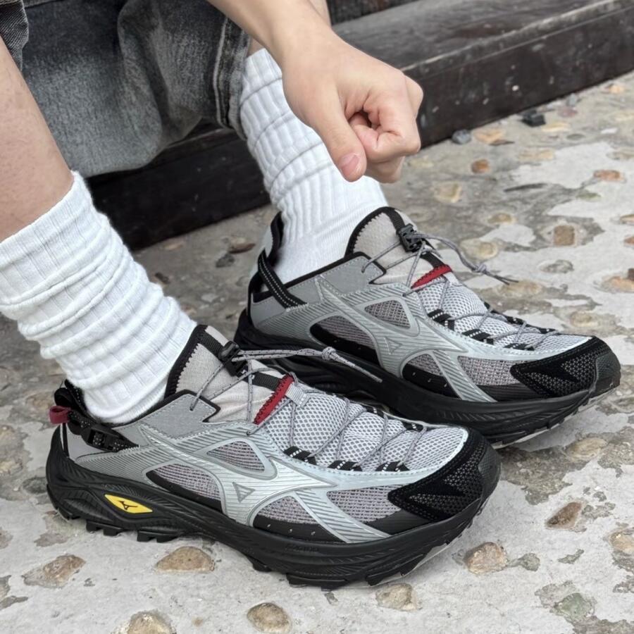 日本未入荷 Mizuno Racer ミズノ レーサー トレイル 天の原薄墨色 男女兼用スニーカー Trail SE V2 Sky Grey Black D1GH261204