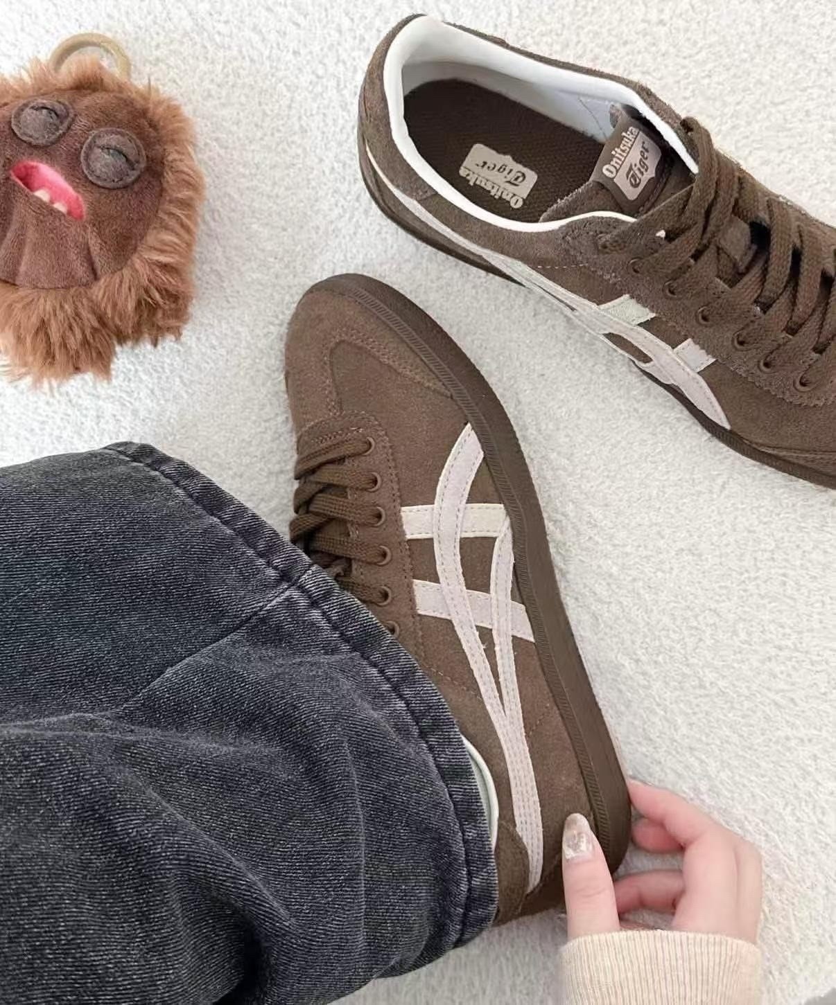 日本未入荷 Onitsuka Tiger Tokuten オニツカタイガー トクテン 男女兼用スニーカー 黒茶皮膚軟化剤  Chocolate Cream 1183C532-203
