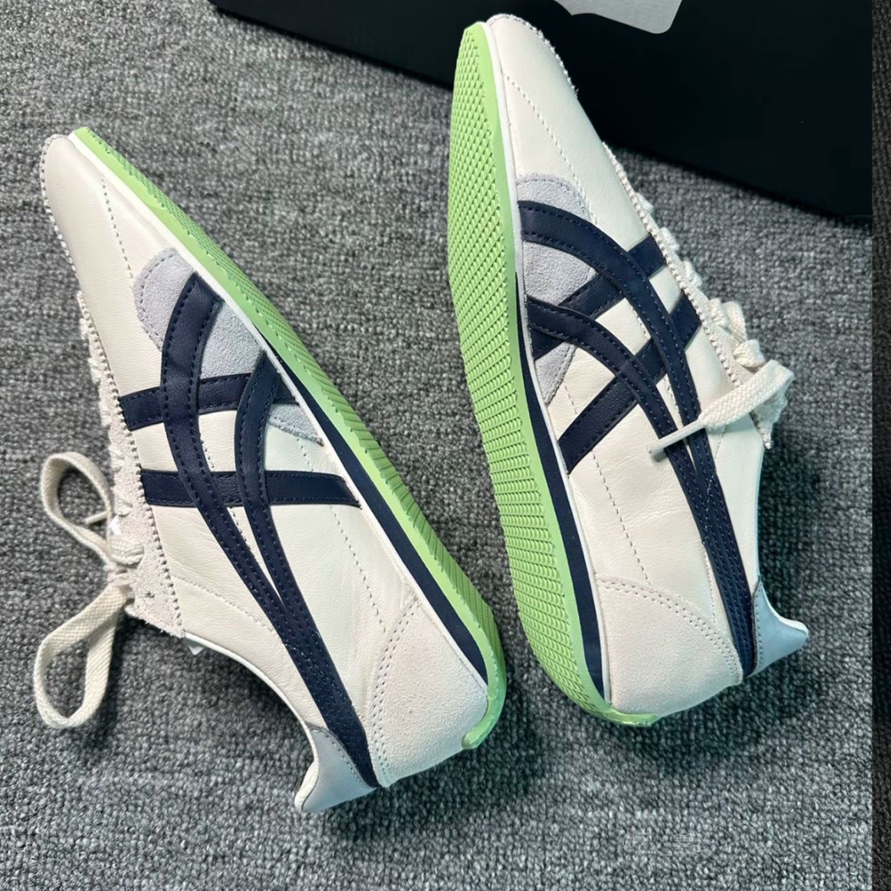 日本未入荷 Onitsuka Tiger Runspark White Cream Navy オニツカタイガー 幽客ぴかぴか光る ホワイトネイビ 男女兼用スニーカー 1183B480-103