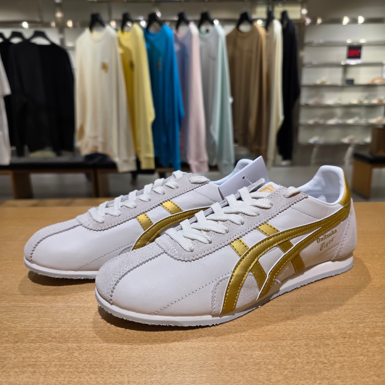 日本未入荷 Onitsuka Tiger Runspark gold オニツカタイガー 幽客ぴかぴか光る ゴールド 男女兼用スニーカー 1183b480-108