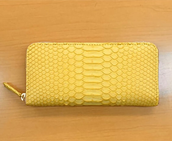 【すぐに使える10％OFFクーポン】ダイヤモンドパイソンラウンドファスナーロングウォレット　イエロー！<br>金運アップの縁起物やファッション性の高さで人気のダイヤモンドパイソンを美しいイエローカラーに染色<br>