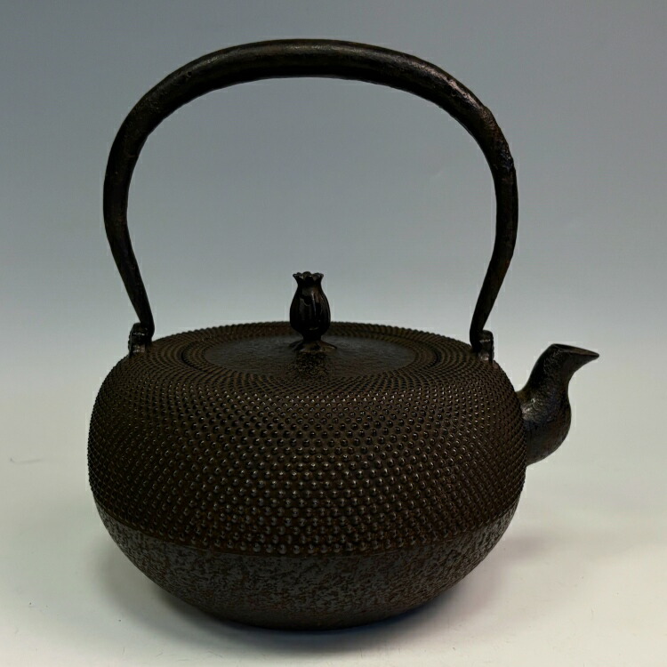 【中古】【日本製】【海外対応可】【骨董品】南部鉄瓶 人間国宝 十三代鈴木盛久 霰 在銘 共箱 約1.5L htb225