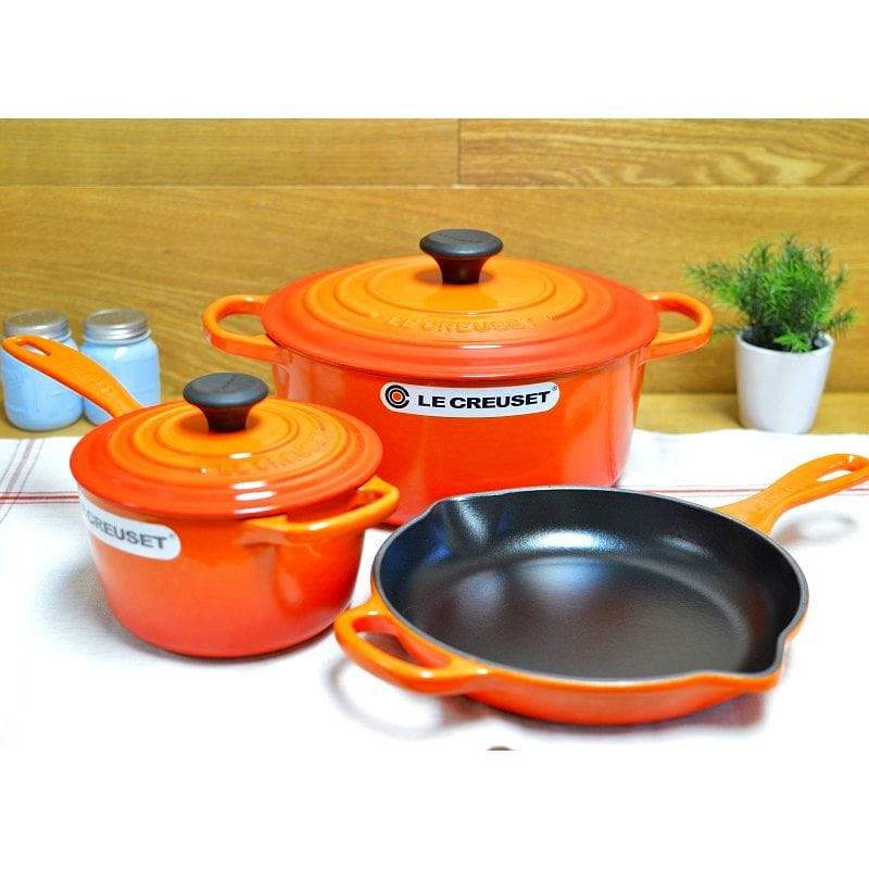 ル・クルーゼ 鍋 フライパン まかない方御召しもの 3点書き割り ひな形 オレンジ色 ルクルーゼ Le Creuset 5-Piece Signature Set Flame MS1605-2SS