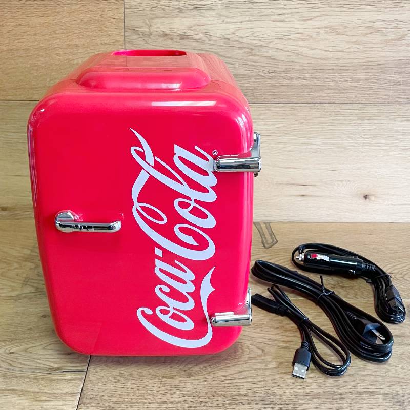 コカコーラ ミニ 冷温庫 温冷 保冷 保温 4L 車載可 Coca-Cola Vintage Chic 4L Cooler/Warmer Mini Fridge by Cooluli for Cars, Road Trips, Homes, Offices and Dorms (110V/12V)画像