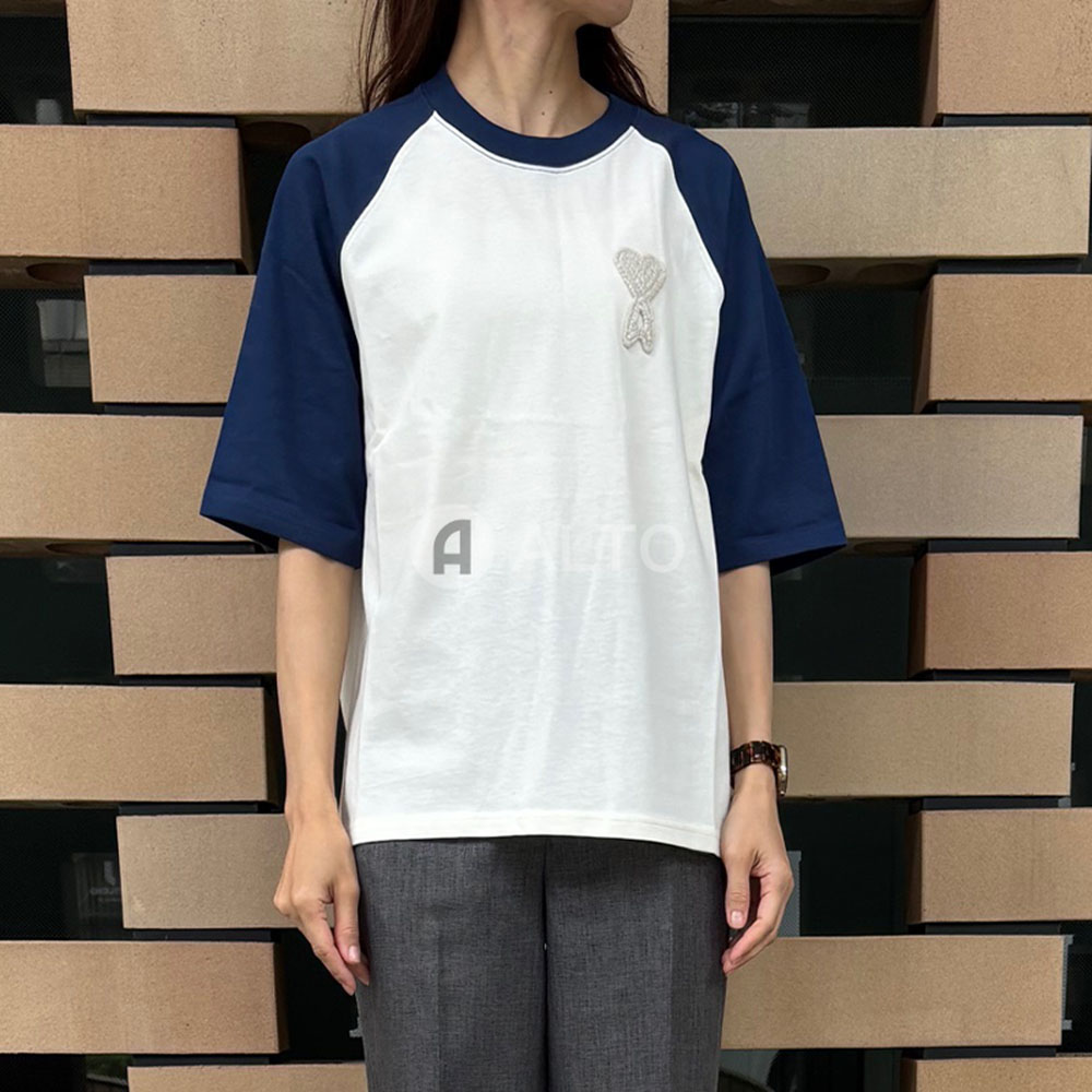 【2026春夏物モデル】AMI PARIS アミ パリス ホワイト＆ブルー コットン Ami De Coeur ニットパッチ TシャツUTS379.726 オーガニックコットン 半袖 Tシャツハートロゴ 刺繍 カットソー レディース｜ALTO　店