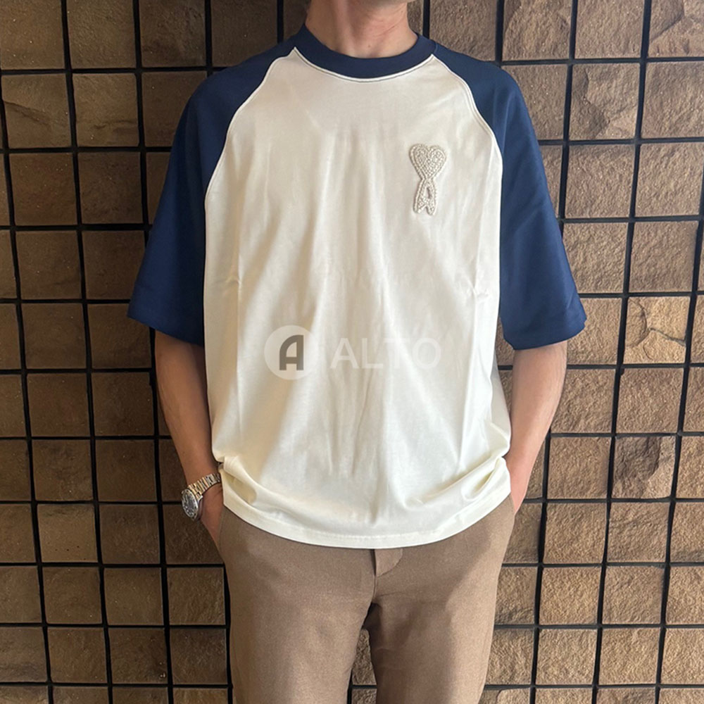 【2026春夏物モデル】AMI PARIS アミ パリス ホワイト＆ブルー コットン Ami De Coeur ニットパッチ Tシャツ UTS379.726 オーガニックコットン 半袖 Tシャツハートロゴ 刺繍 カットソー メンズ 23,532円