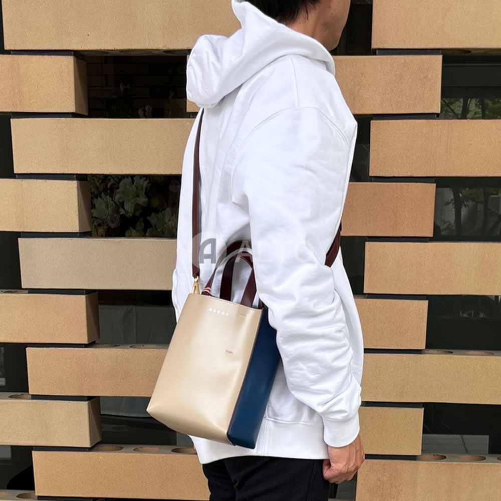 【2026春夏物ひな形】MARNI マルニ SHMP0039Y4 LV639 Museo ミュゼオ MINI ショルダーバッグ  なめし革御徒面子   ベージュ×米国海軍  メンズ