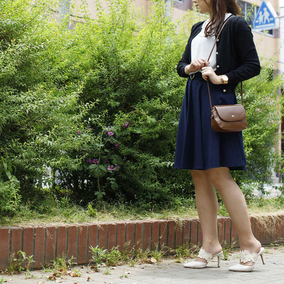 楽天市場 ショルダーバッグ レディース 斜めがけ 肩掛け カジュアル 合皮 小さめ お出かけ デイリー かばん 鞄 シンプル ドーラ Altrose ａｌｔｒｏｓｅ