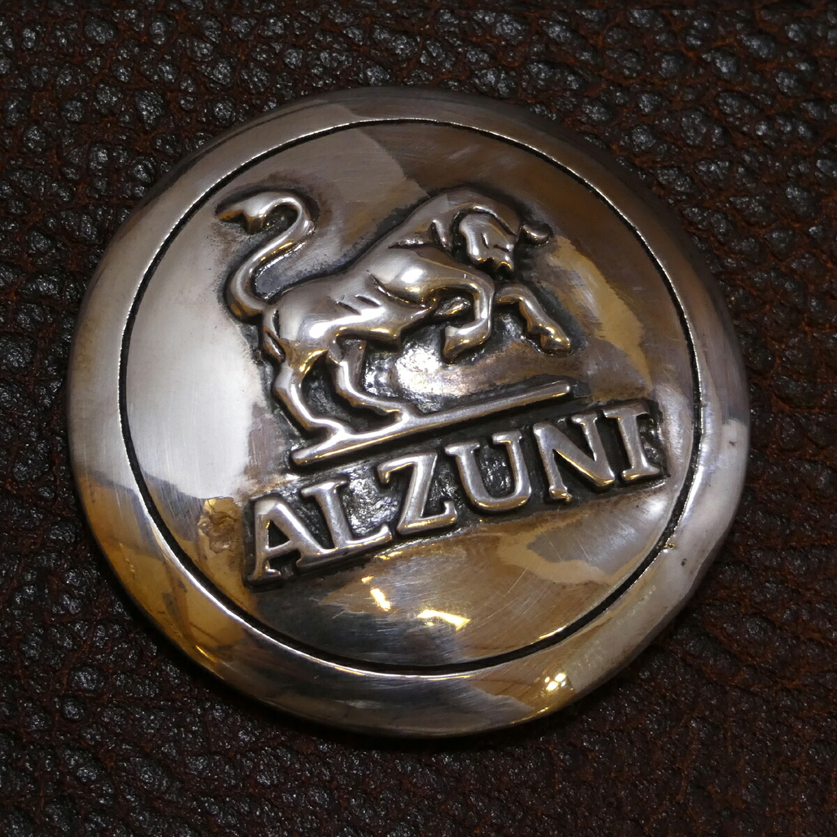 貨物輸送無料 ALZUNI アルズニ しろがね色 コンチョ アルズニロゴ 950 メンズ レディース 飾りつけ名取り草 今めかしい 愛くるしい 一風変わった しろがね色付属物 カスタマイズ カスタム シルバーコンチョ 差し上げ物 差し上げ物