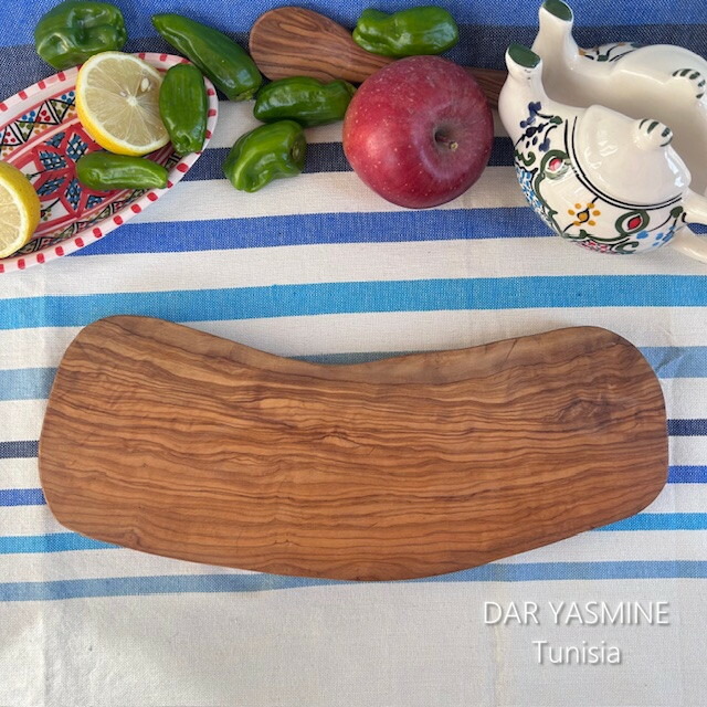 【1点もの】オリーブの木　フリーカット　緩いカーブを走る　約36cm　自然の抗菌作用　　北アフリカ・チュニジアより　　オリーブボード　まな板　カッティングボード　テーブルコーディネート　　天然素材　木製｜オリーブの木のキッチン アマジグ