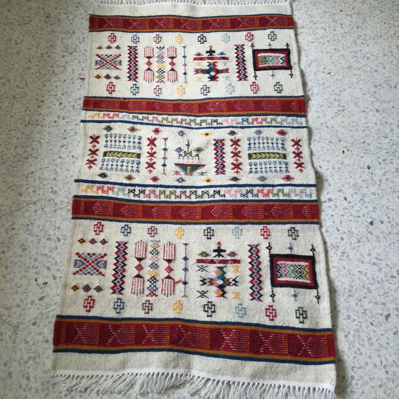 北アフリカ チュニジア 各村の女性たちが毎日何か月もかけて織るキリム フェアトレードのキリムたちです ラグ マット 約135ｘ72 ウール 手織り１点もの 平織キリム 北アフリカ 砂漠の民ベルベル人のシンボルが織り込まれた傑作キリム 家族の