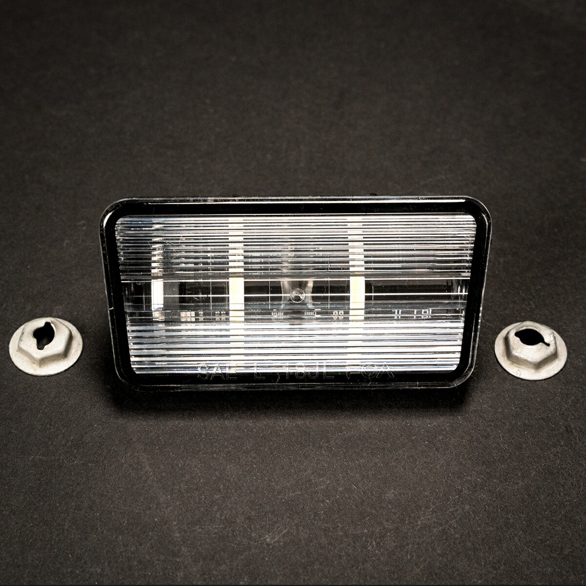 【 MOPAR 純正 】ジープ JEEP JL ラングラー リア ライセンスプレートライト 北米仕様バンパー用取付け用ナット付き｜American-Intake 10,275円