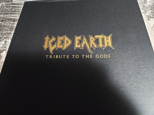 【輸入盤LPﾚｺｰﾄﾞ】【新品】ICED EARTH / TRIBUTE TO THE GODS (Colored Vinyl) (Deluxe Edition) (Embossed) (Gold) (Limited Edition)【LP2025/12/12発売】｜あめりかん・ぱい
